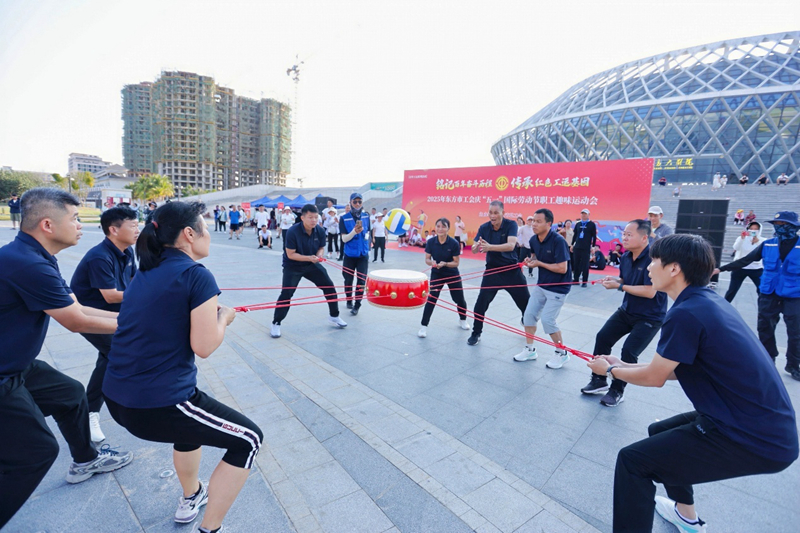 击鼓颠球比赛现场。主办方供图