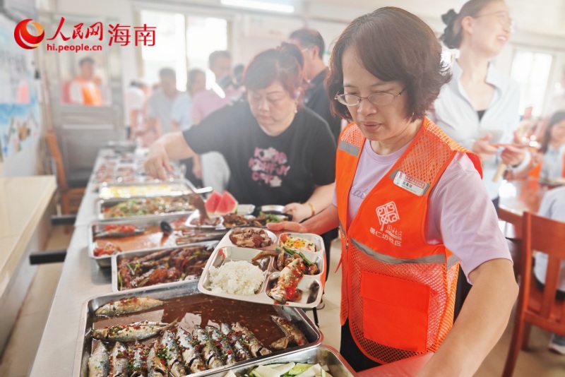 社区工作者们排队有序就餐。 人民网 枉源摄