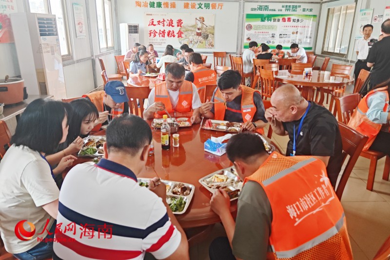 龙华区中山街道的社区工作人员正围坐一起用餐并交流工作经验。 人民网 枉源摄