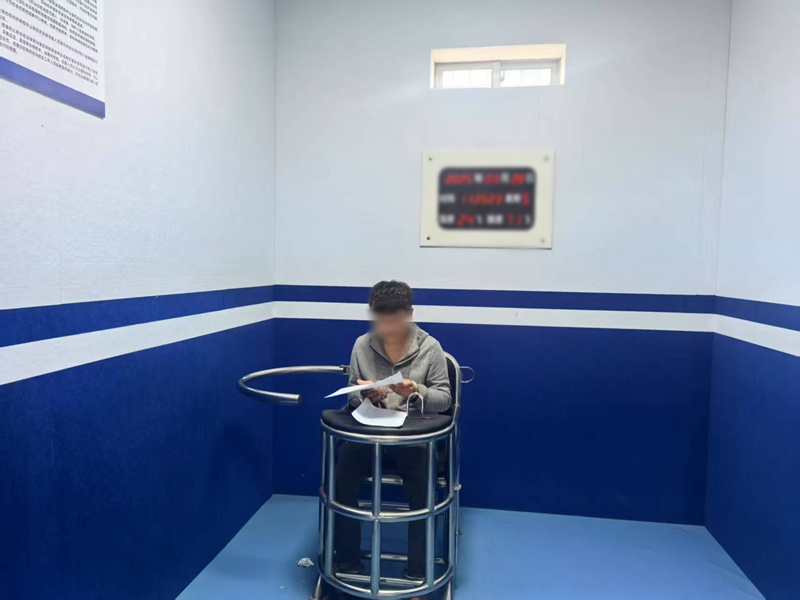 犯罪嫌疑人接受审讯。海南省公安厅反走私和海岸管理总队第二支队供图