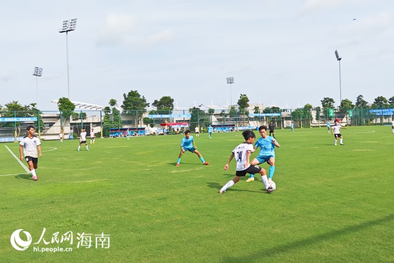 3、青春飞扬，青少年们绿茵场上挥洒热血。 人民网 枉源摄.jpg