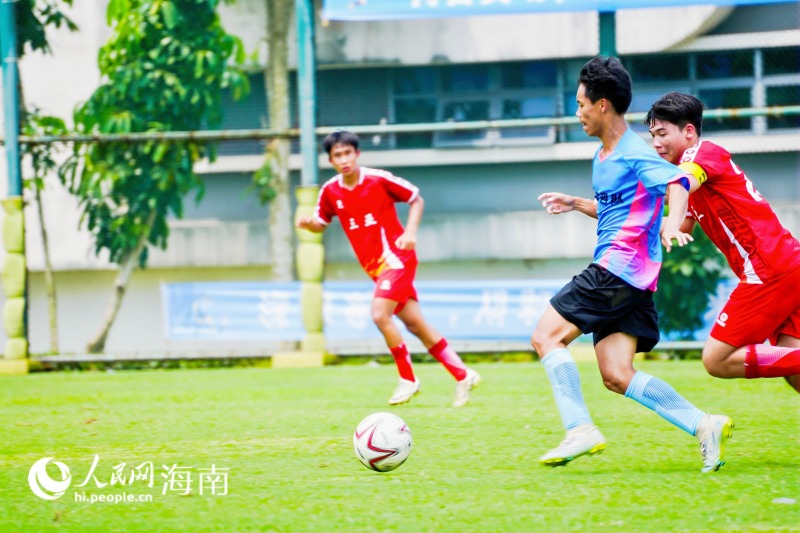 4、绿茵场上你追我赶，斗志顽强。.jpg