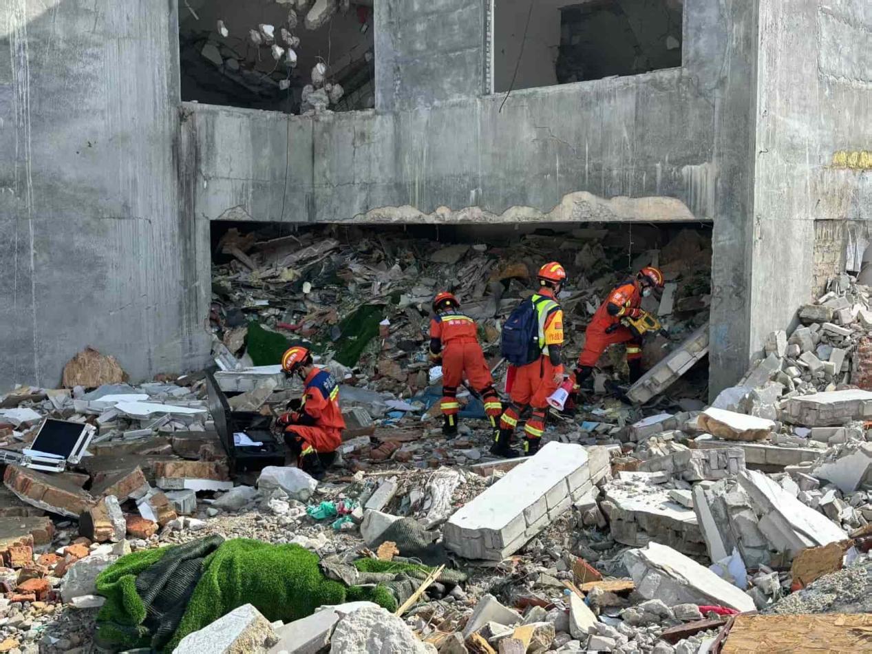 临春社区城市更新现场模拟了地震导致房屋倒塌的紧急场景。吉阳区防减救和安委会供图