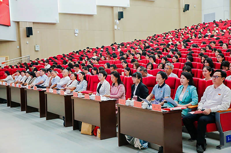 在场师生认真聆听。主办方供图
