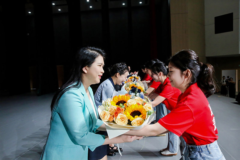 学生代表向宣讲团成员献花。主办方供图