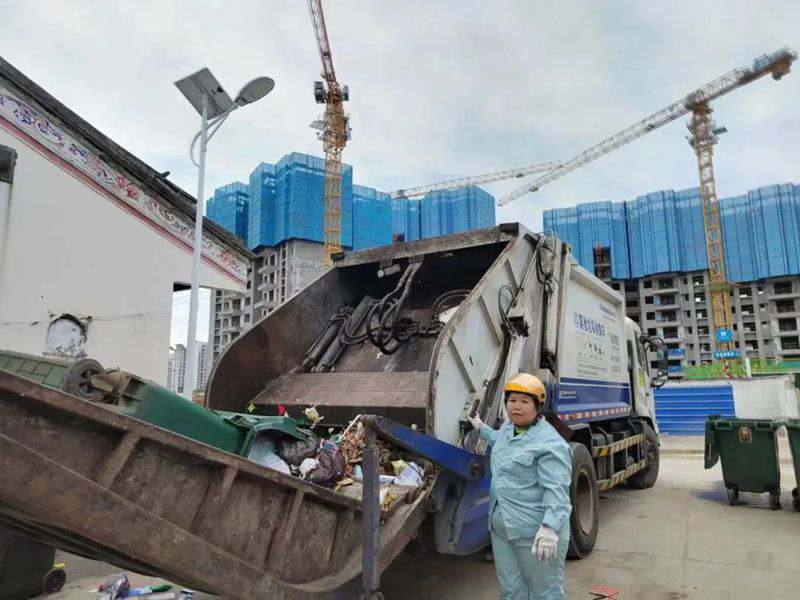 方金花在工作中。吉阳区宣传部供图