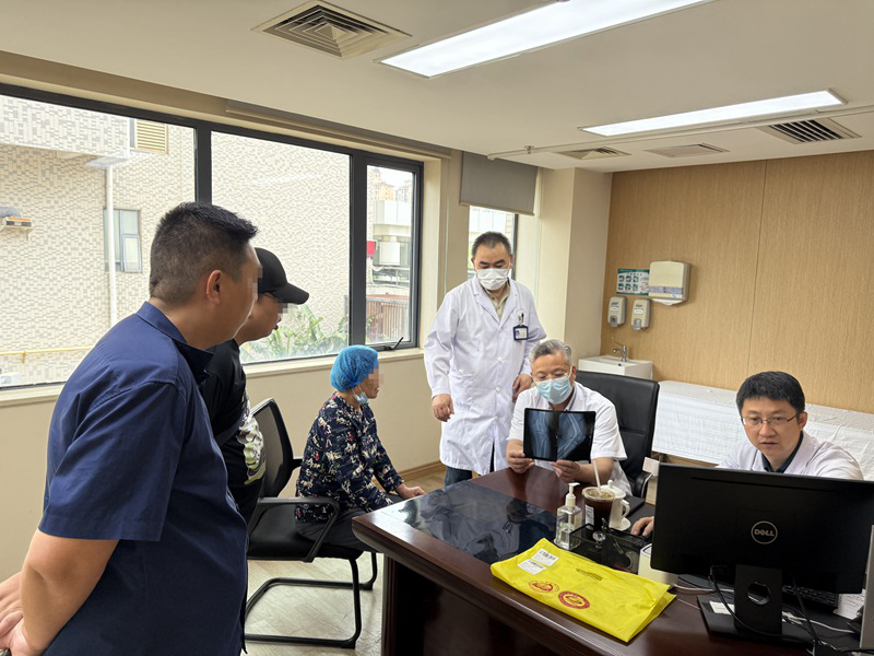 国家骨科医学中心关节外科张先龙教授教授为患者答疑。（上海六院海口医院供图）