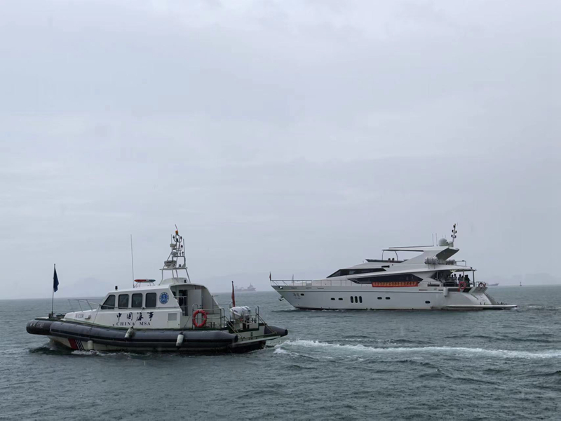 海巡船艇现场保障试点游艇安全首航。三亚海事局供图