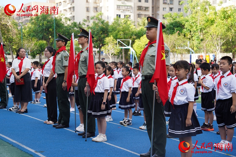 入队仪式现场。人民网记者 毛雷摄