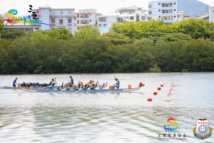 万宁后安港龙龙舟队划桨破浪摘金。主办方供图