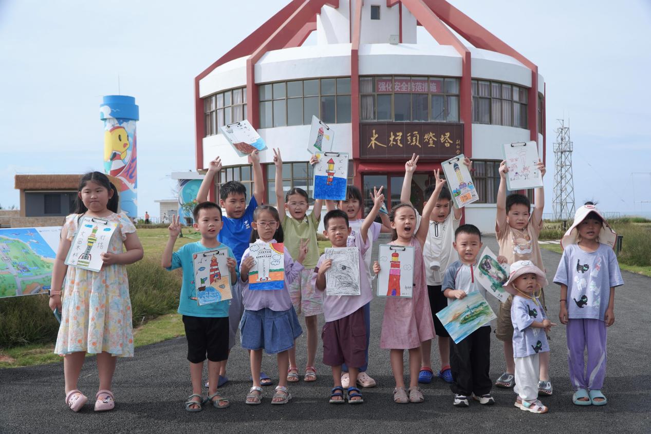 6月1日，小朋友在环岛木栏头灯塔文化驿站体验亲子绘画嘉年华活动。主办方供图