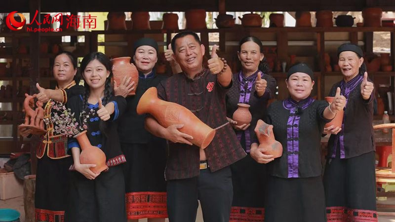 符秋莲（右二）在三亚黑土黎陶农民专业合作社。人民网 熊淑婷摄