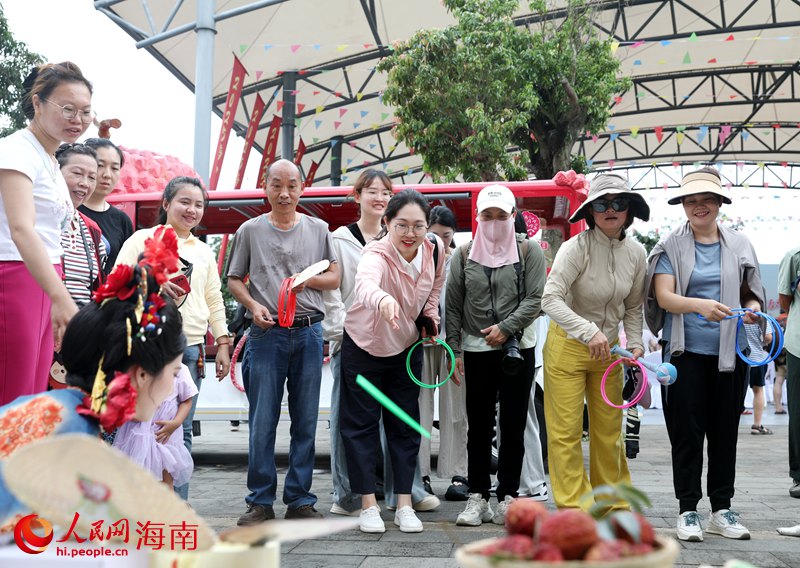 荔枝文化节活动现场，游客参与游戏获得荔枝。人民网记者 符武平摄