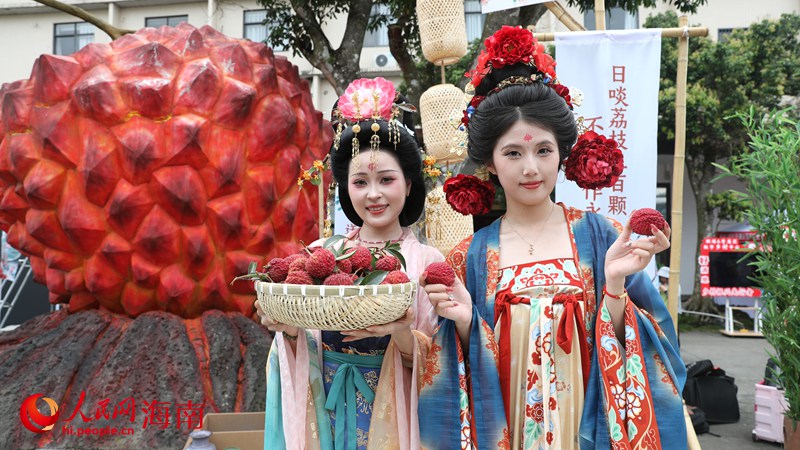 游客身着古装扮演“妃子”，给游客带来别样的体验。人民网记者 符武平摄