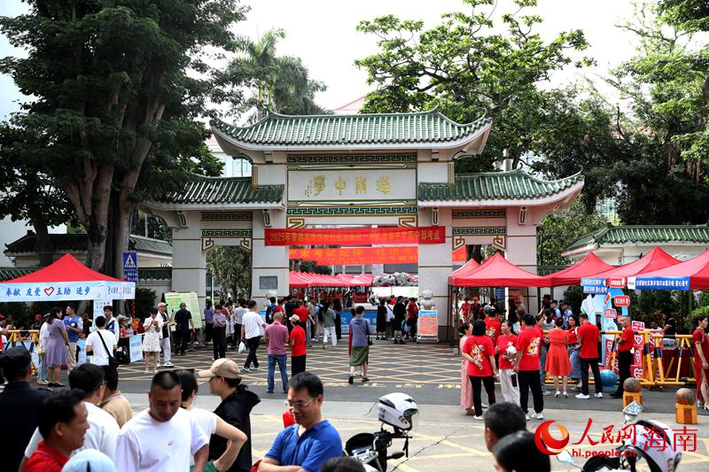 海南中学考点。人民网记者 符武平摄