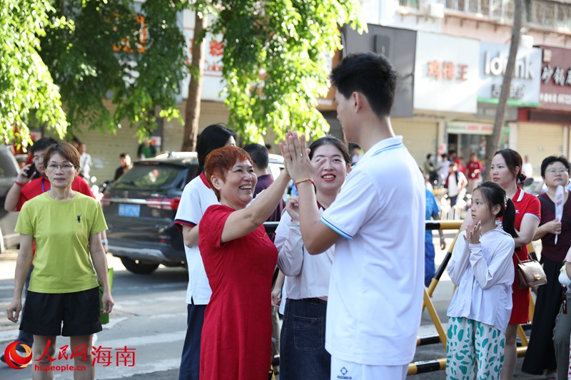 家长给考生加油鼓劲。人民网记者 符武平摄
