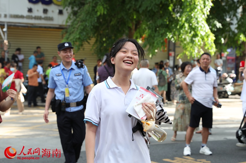 考生潇洒走进考场。人民网记者 符武平摄