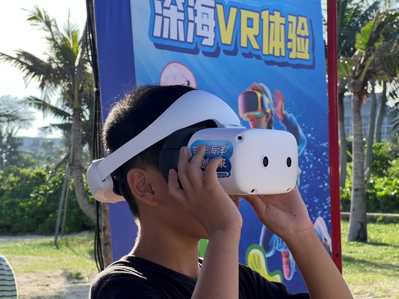 小朋友进行深海VR全景体验。主办方供图