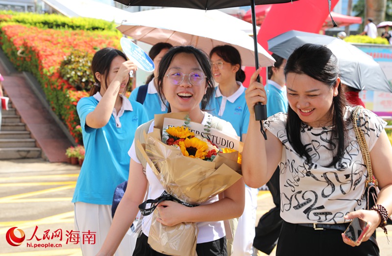 考生笑容满面走出考场。人民网记者 符武平摄