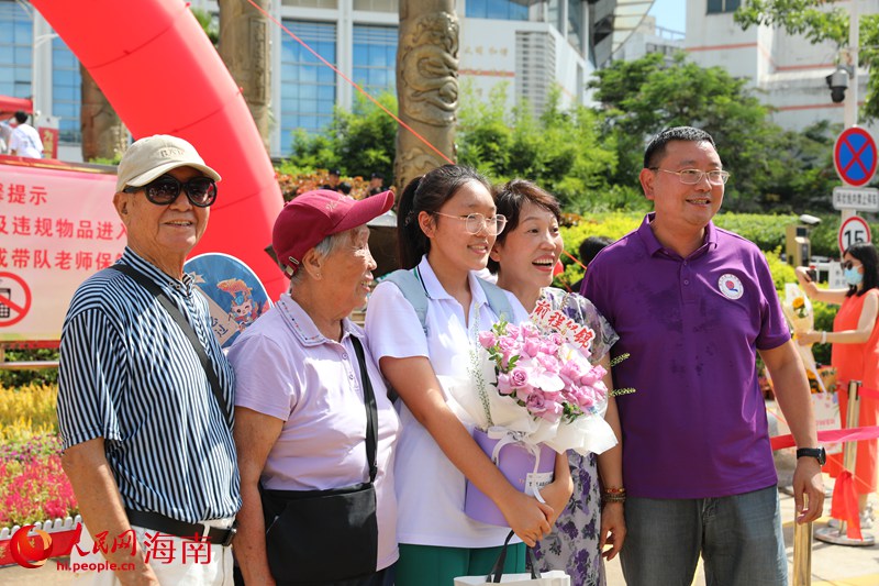 考试结束后，考生和家长在校门口合影。人民网记者 符武平摄