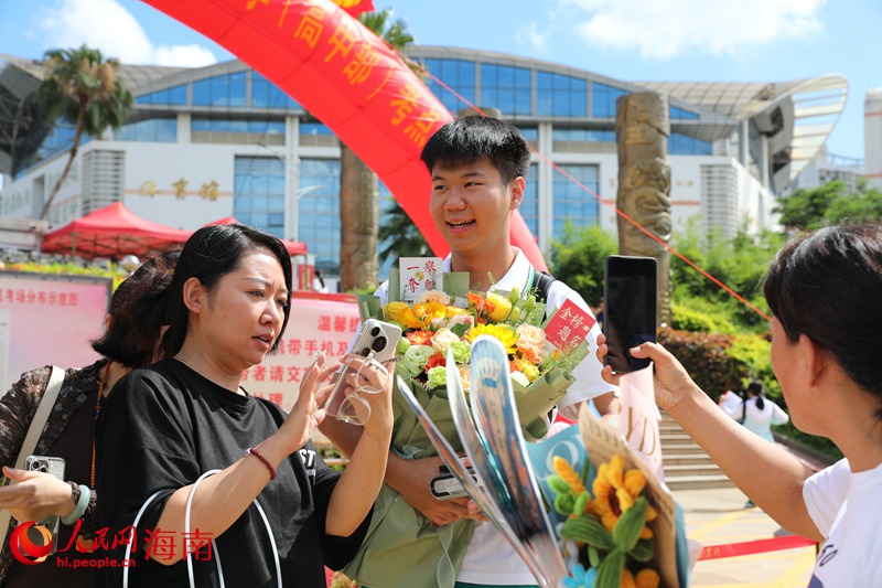 学生走出考场喜笑颜开。人民网记者 符武平摄