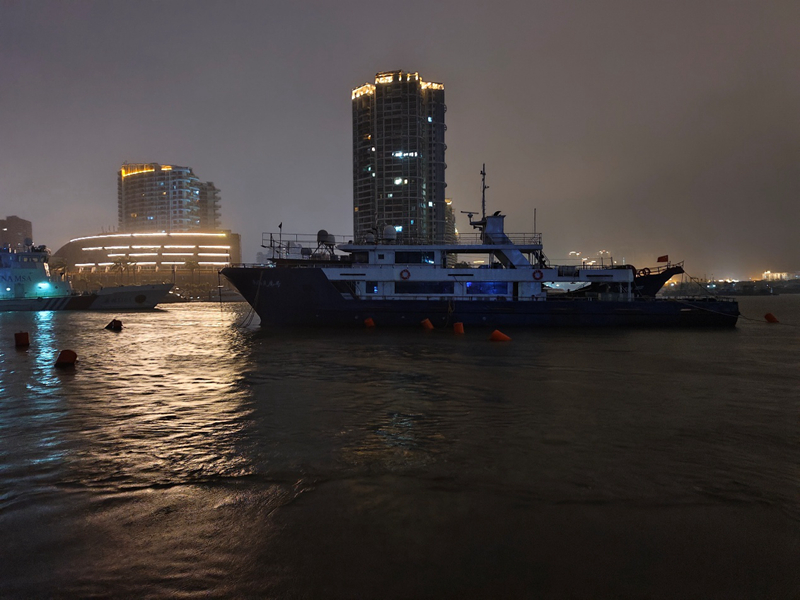 “海巡11303”船（左）赶到事发水域开展处置。三亚海事局供图
