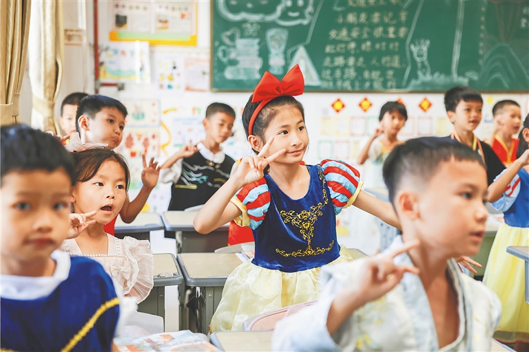 6月20日，定安县翰林镇实验小学的学生们在课前跳手指舞。