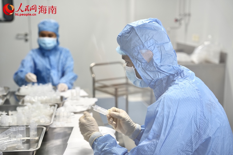 工作人员正在测试血小板血浆制备器。人民网记者符武平摄