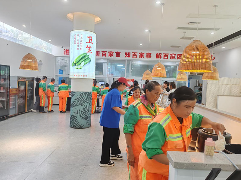 村办食堂内，大家正有序用餐。博后村委会供图