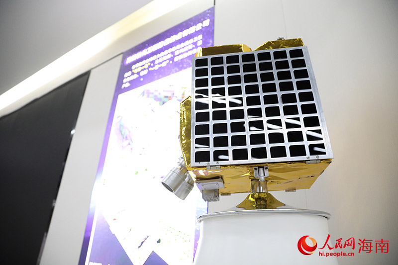 “吉林一号”卫星模型。人民网记者 牛良玉