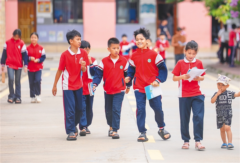 7月4日，在五指山市番阳中心学校，学生走出学校，开启假期。