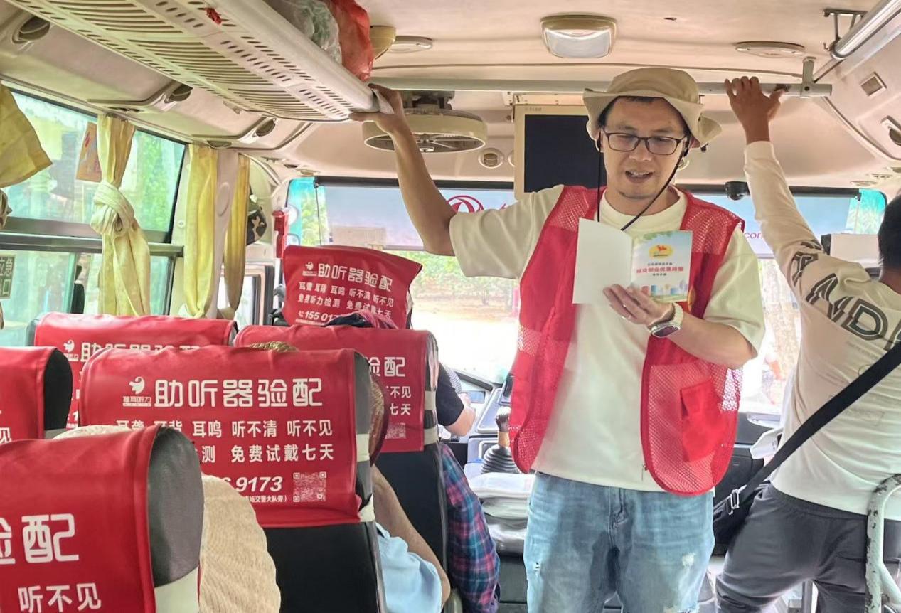 驿站工作人员在车上为村民讲解乐东就业创业政策。万冲就业驿站供图