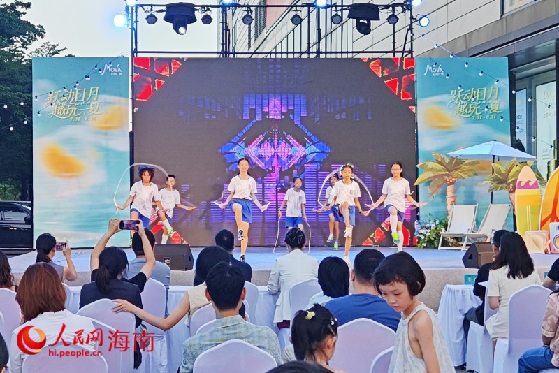 启动仪式上，运动少年们表演花式跳绳。 人民网 枉源摄