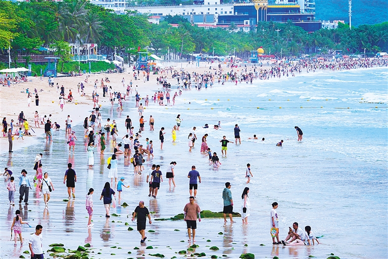 漫步海滩 慢享清凉