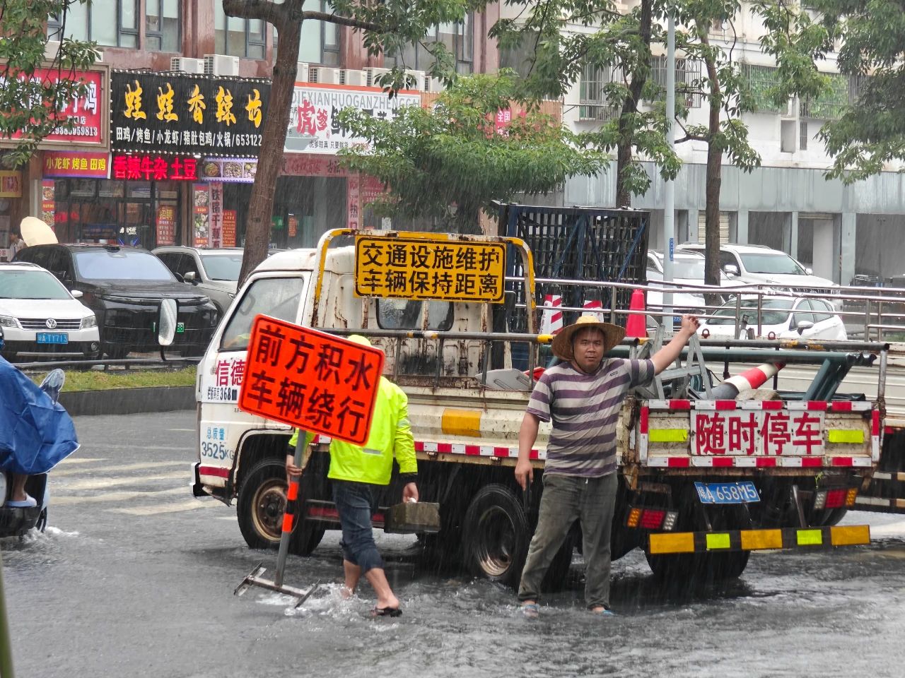 7月20日，海口迎来强降雨，交警美兰大队警力在五指山路与大英路积水点路段设置警示标志和警戒线，疏导车辆绕行。 海口公安交警供图
