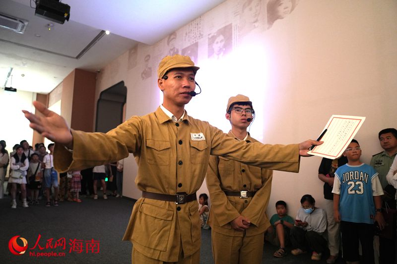 讲解员与志愿者化身“历史讲述者”讲述历史。人民网记者 符武平摄