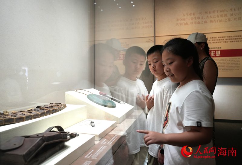 少年学生在现场观展。人民网记者 符武平摄