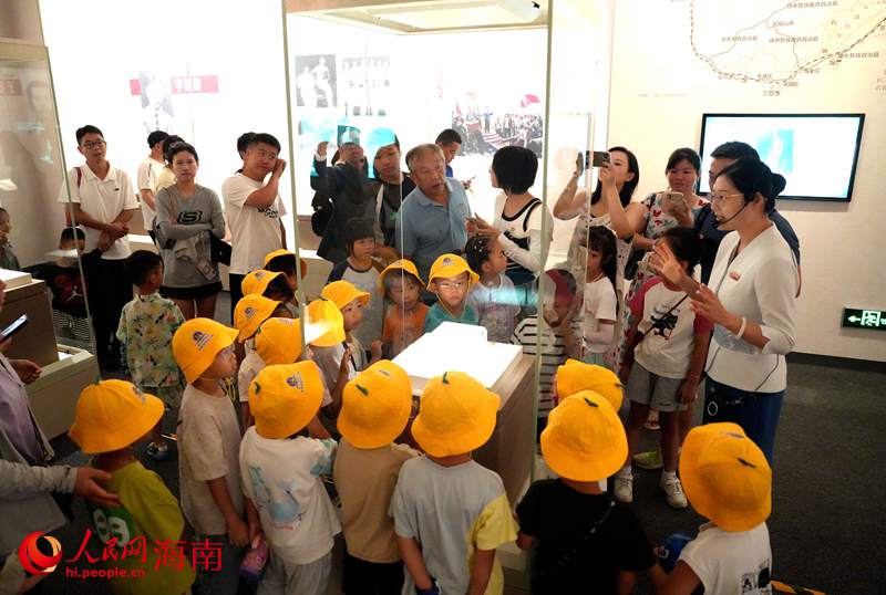 学生和市民游客在现场听革命历史故事。人民网记者 符武平摄