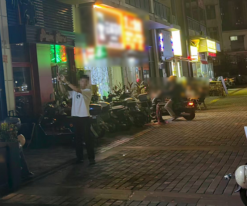 犯罪嫌疑人林某指认其实施高空抛物的现场。海口警方供图