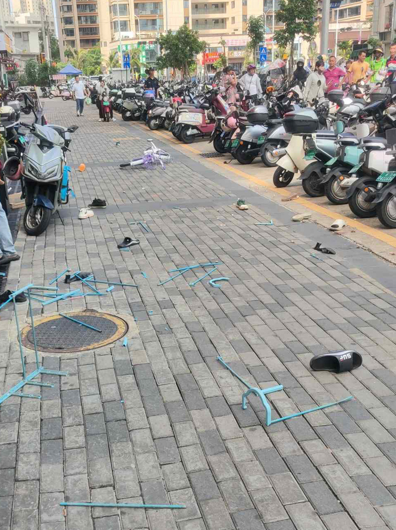 犯罪嫌疑人林某指认其实施高空抛物的现场。海口警方供图
