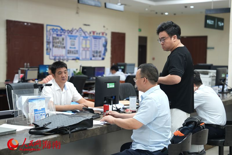 市民正在政务大厅办事。人民网记者 符武平摄