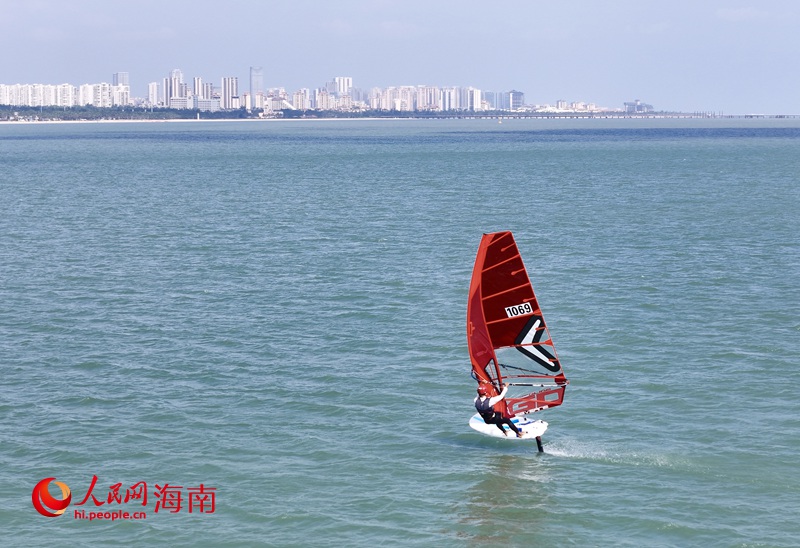 水上运动爱好者在海上享受运动乐趣。人民网记者 符武平摄