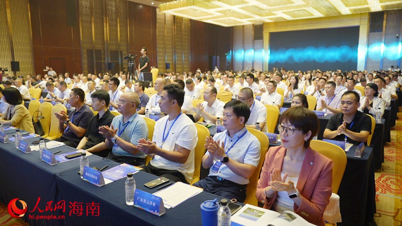 企业家、专家学者集聚一堂，共同探讨临高乡村振兴发展的创新模式与发展路径。人民网记者 符武平摄