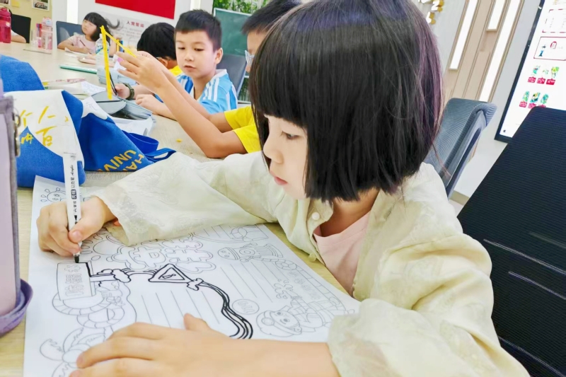 2、在海口桂林社区“爱心托管站”的课堂上，小朋友们正在认真制作“安全教育”手抄报。 凤翔街道工委供图_副本