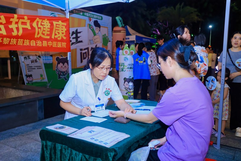 市民现场感受中医文化和魅力。