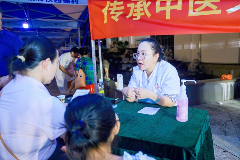 保亭中医医院的专家义诊团队现场义诊。