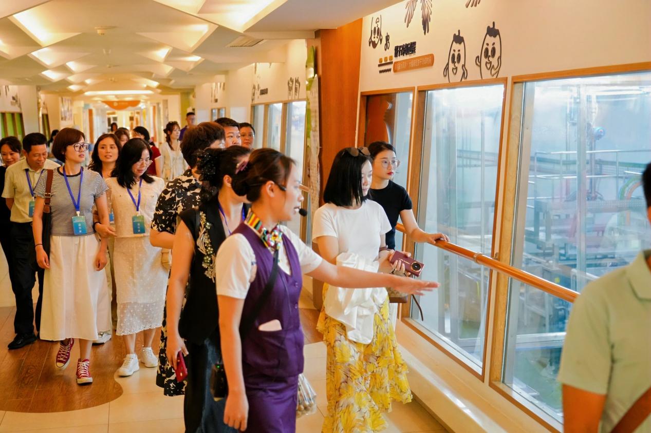 嘉宾参观椰子王国。主办方供图