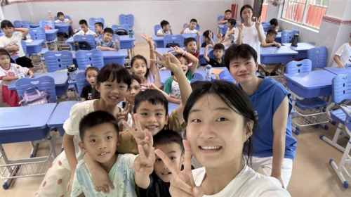 哈工大师生和槟榔村学生们的合影。主办方供图