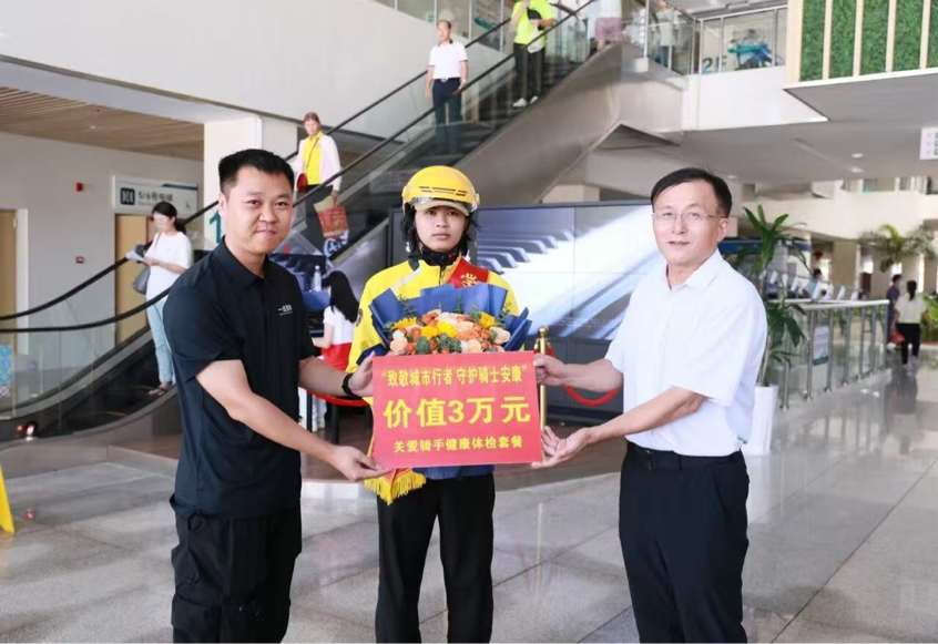 三亚中心医院为黄昌羽授予“天涯天使志愿者”称号并献上鲜花。三亚中心医院供图