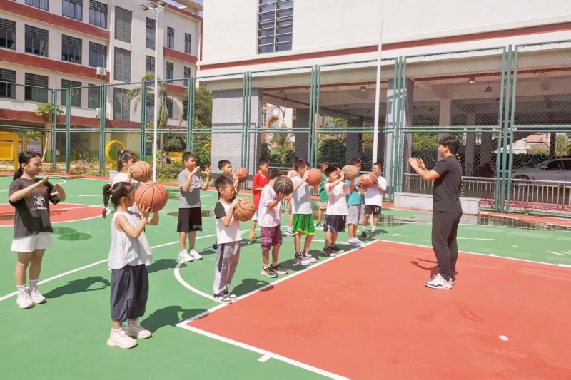 2、校园里，孩子们一起学习篮球运动，一起互动。